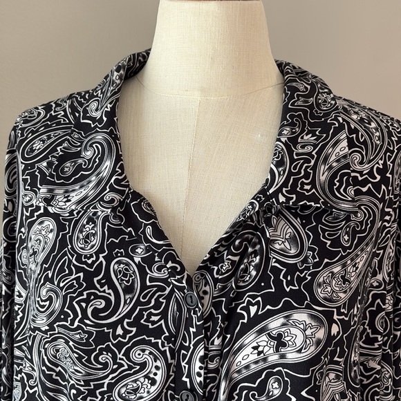 Avenue women’s plus Paisley Black and White button up Top polyester split sleeve - Picture 2 of 11